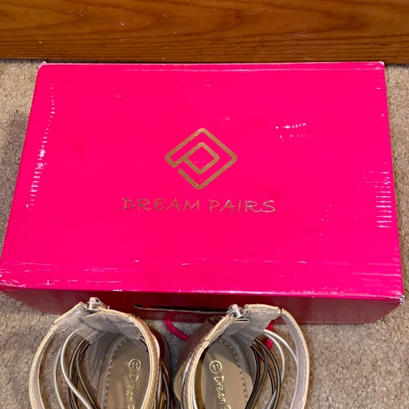 Dream pairs sandals - Picture 4 of 5